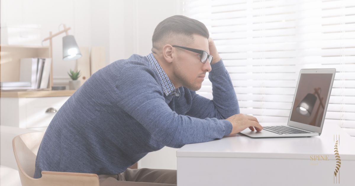 Homme assis au bureau en posture avachie – exemple de mauvaise habitude posturale – SPINE Reset™ coaching postural