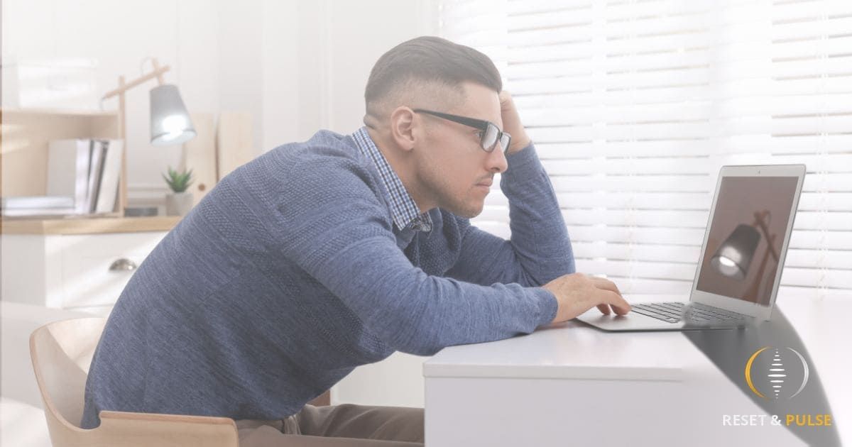 Homme assis au bureau en posture avachie – exemple de mauvaise habitude posturale