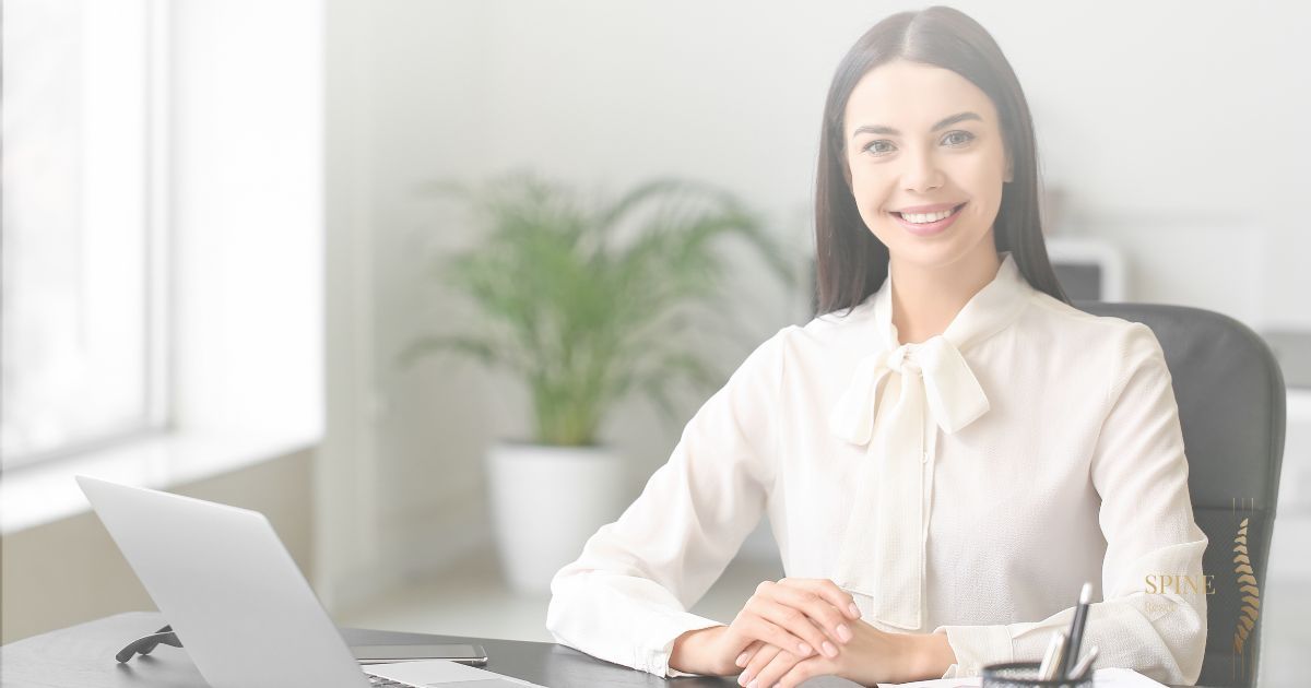 Cadre assise au bureau - Posture droite et detendue