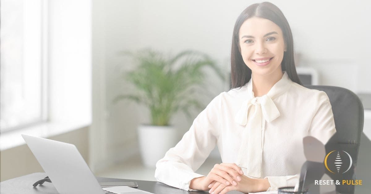 Cadre assise au bureau, posture droite et détendue