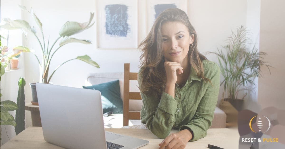 Personne télétravaillant dans une posture ergonomique pour prévenir les douleurs musculaires