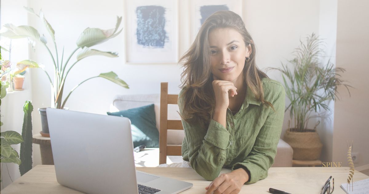 Personne télétravaillant en posture ergonomique dans un espace lumineux — prévention des douleurs musculaires — SPINE Reset™