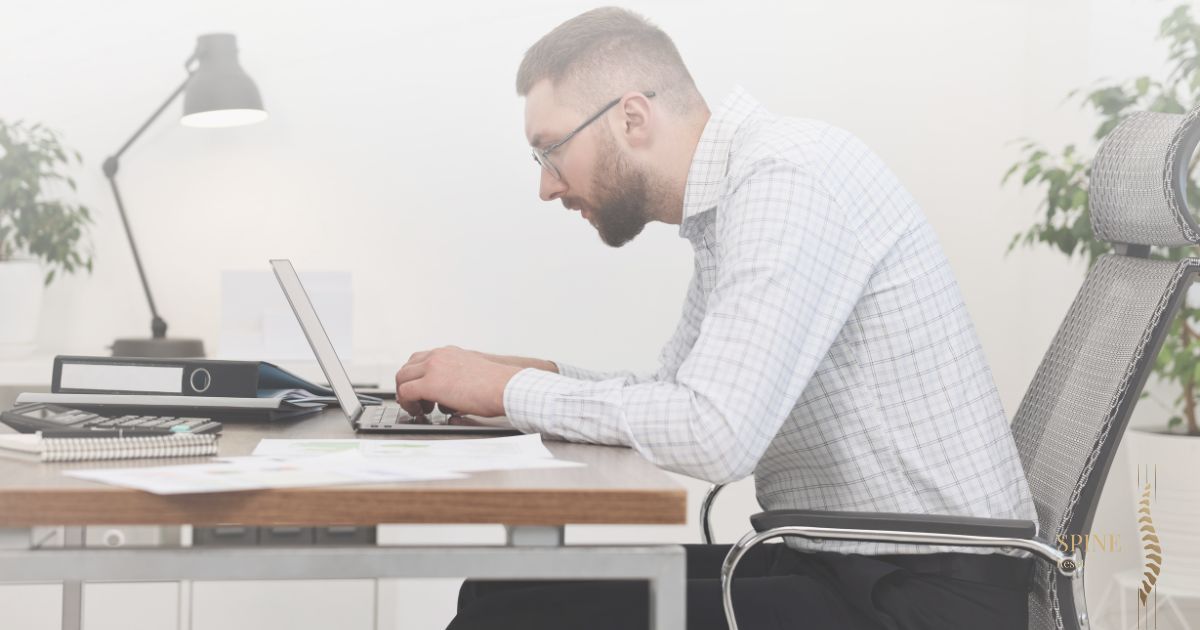 Dirigeant travaillant sur écran avec douleurs cervicales