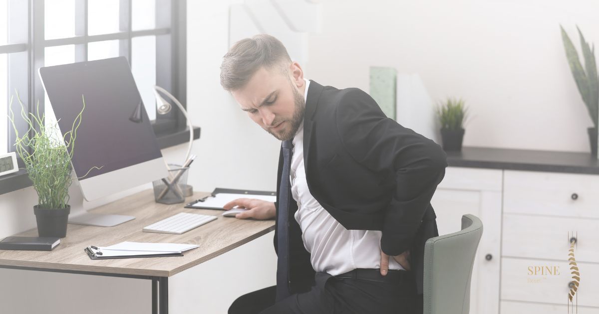 Cadre dirigeant réfléchissant à la durée de son mal de dos chronique
