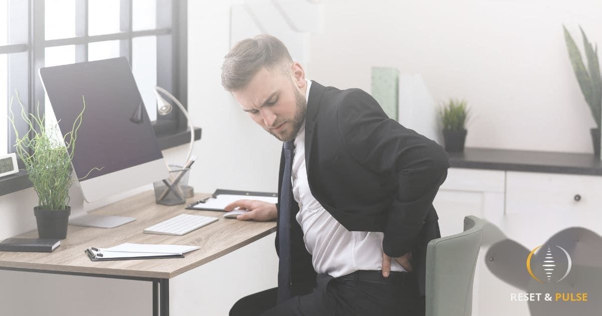 Cadre dirigeant réfléchissant à la durée de son mal de dos chronique