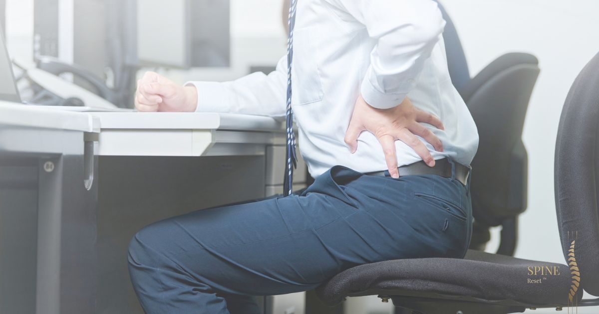 Cadre assis au bureau souffrant de lombalgie chronique