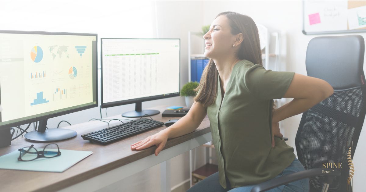 Cadre stressé souffrant de douleurs dorsales au bureau