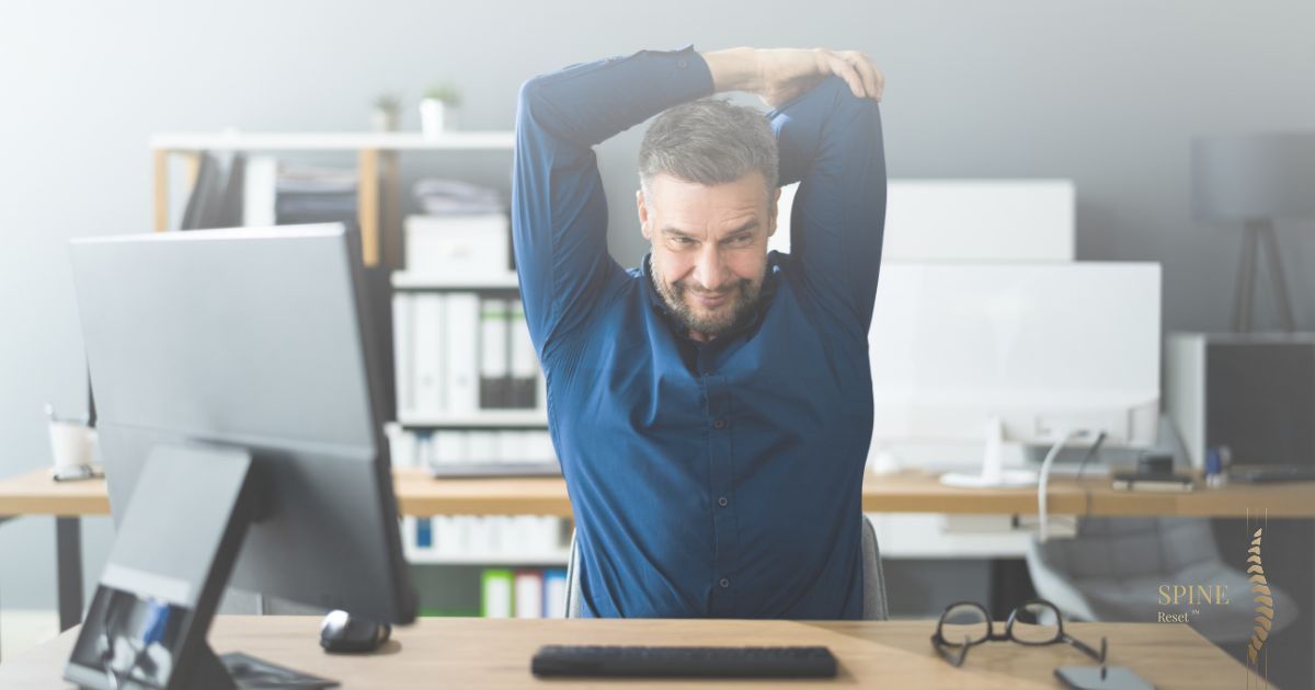 Cadre au bureau streching leger — mouvement conscient contre le stress — SPINE Reset™