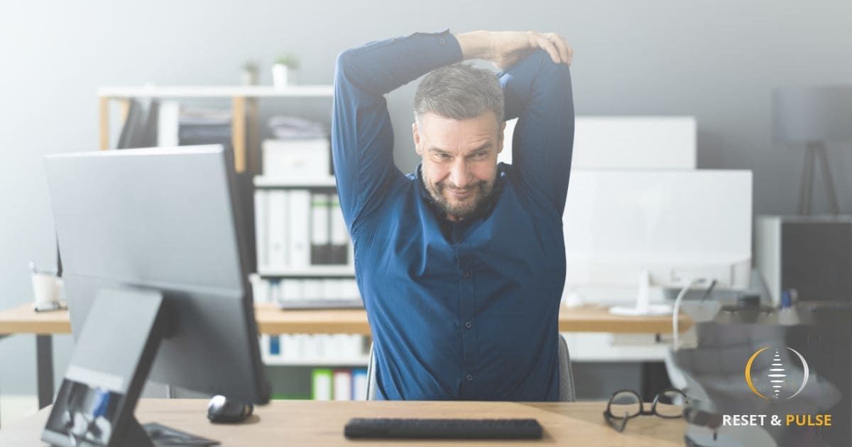 Cadre au bureau streching leger — mouvement conscient contre le stress